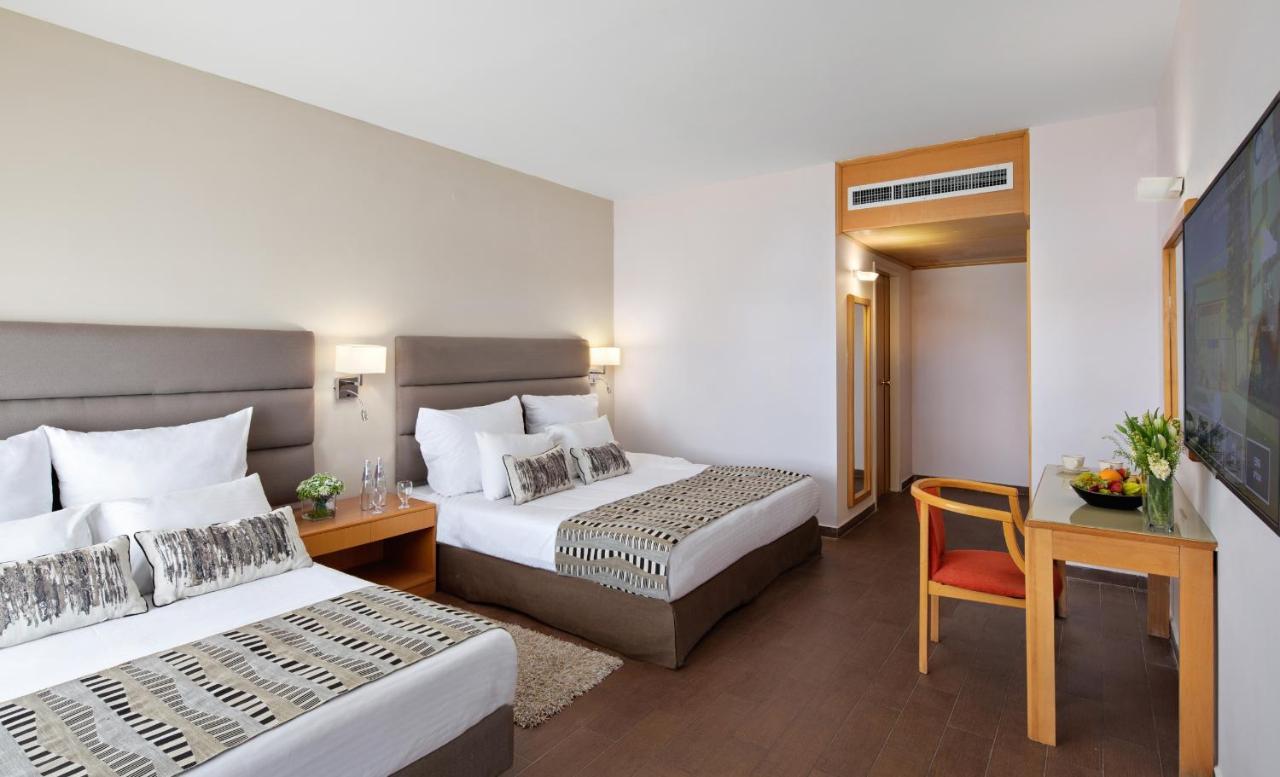 C Hotel Neve Ilan Exteriör bild