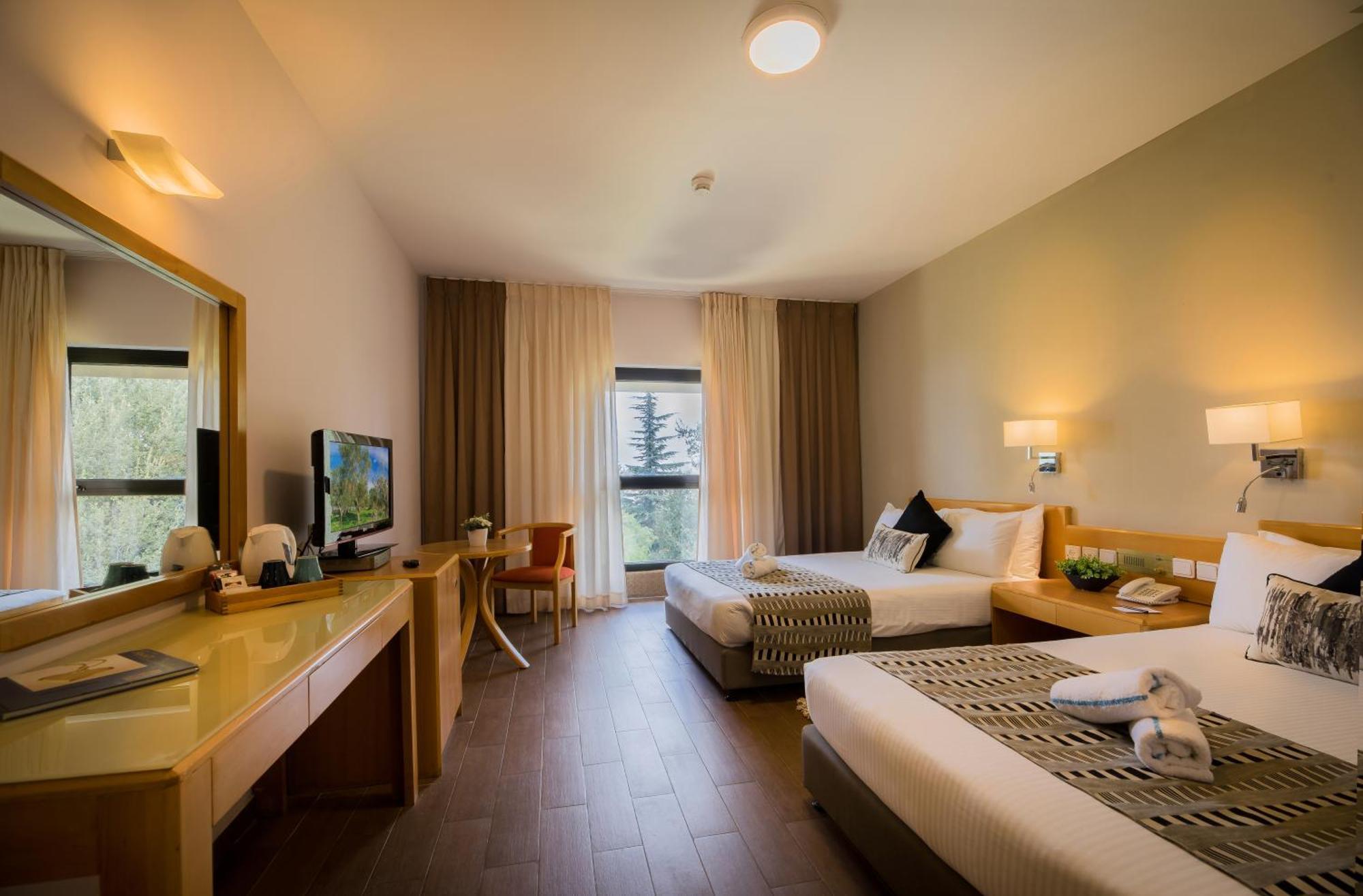 C Hotel Neve Ilan Exteriör bild