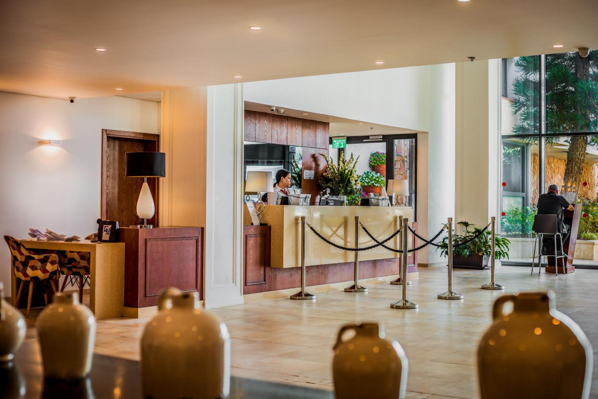 C Hotel Neve Ilan Exteriör bild
