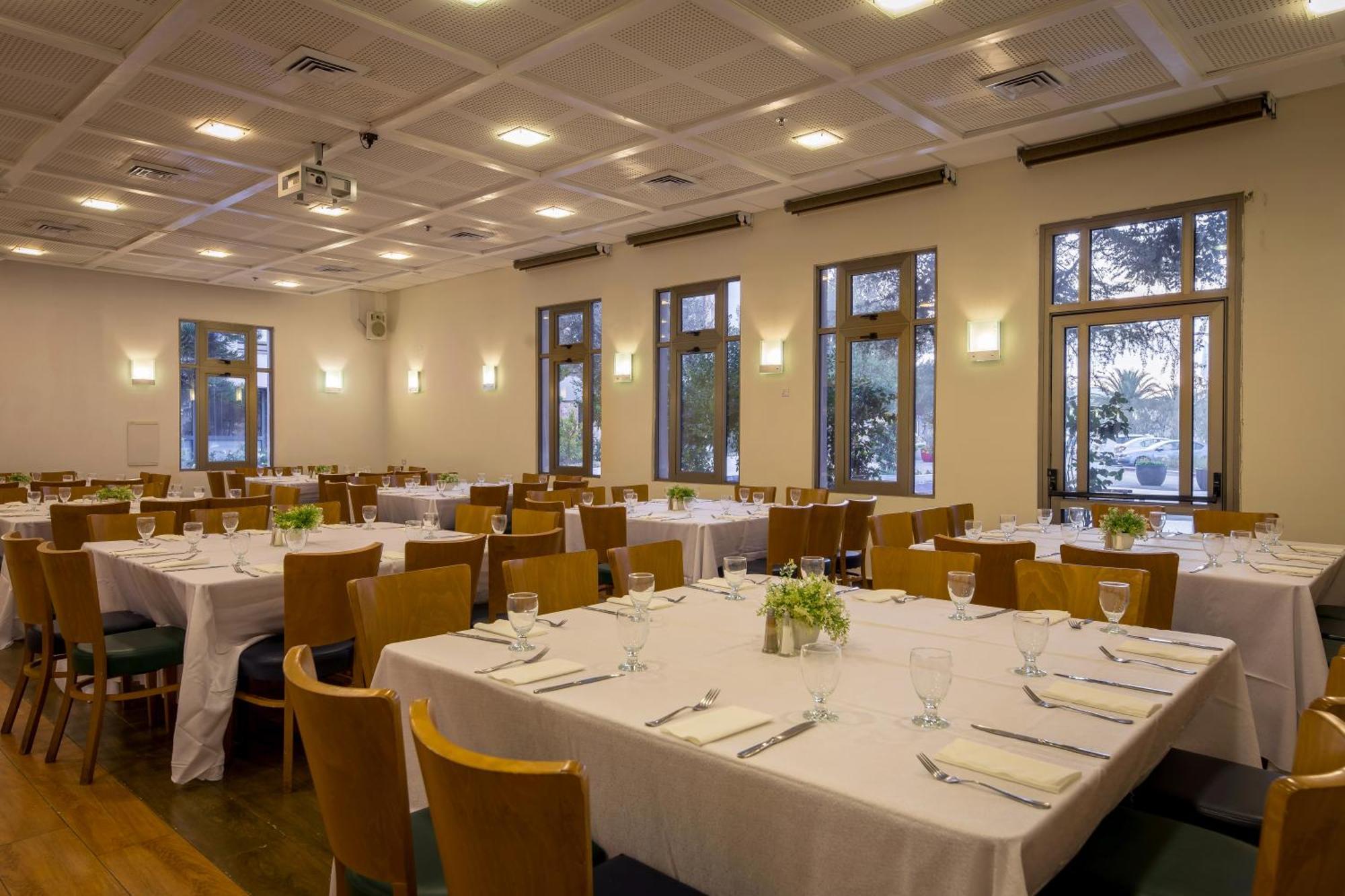 C Hotel Neve Ilan Exteriör bild