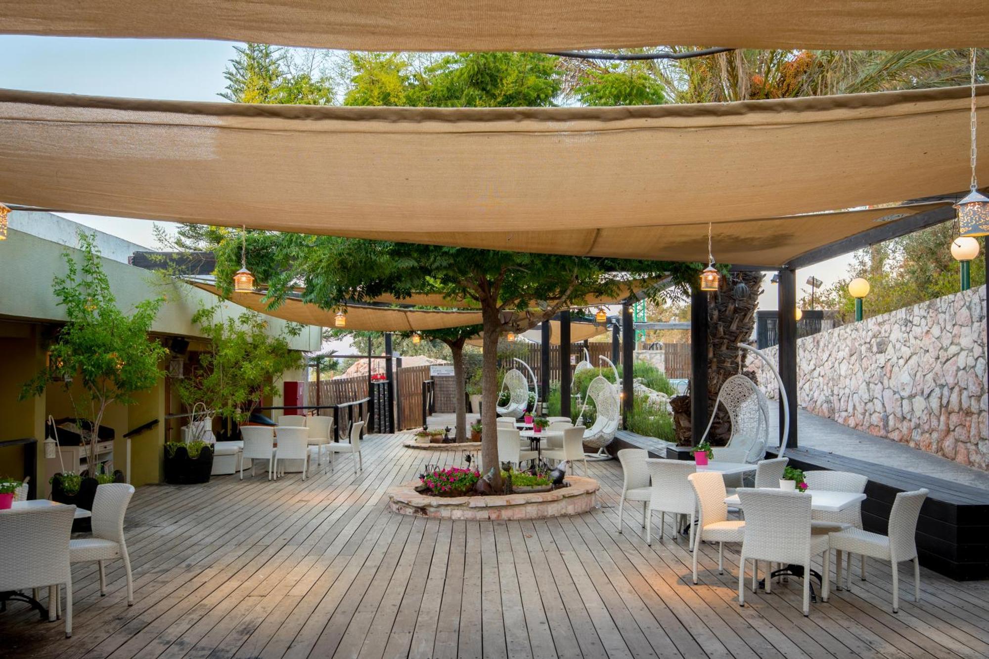 C Hotel Neve Ilan Exteriör bild