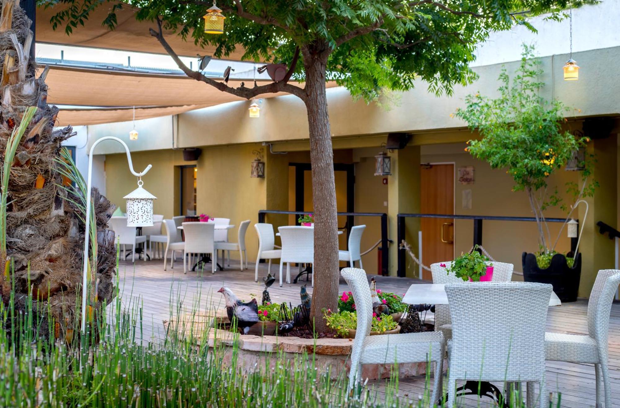C Hotel Neve Ilan Exteriör bild