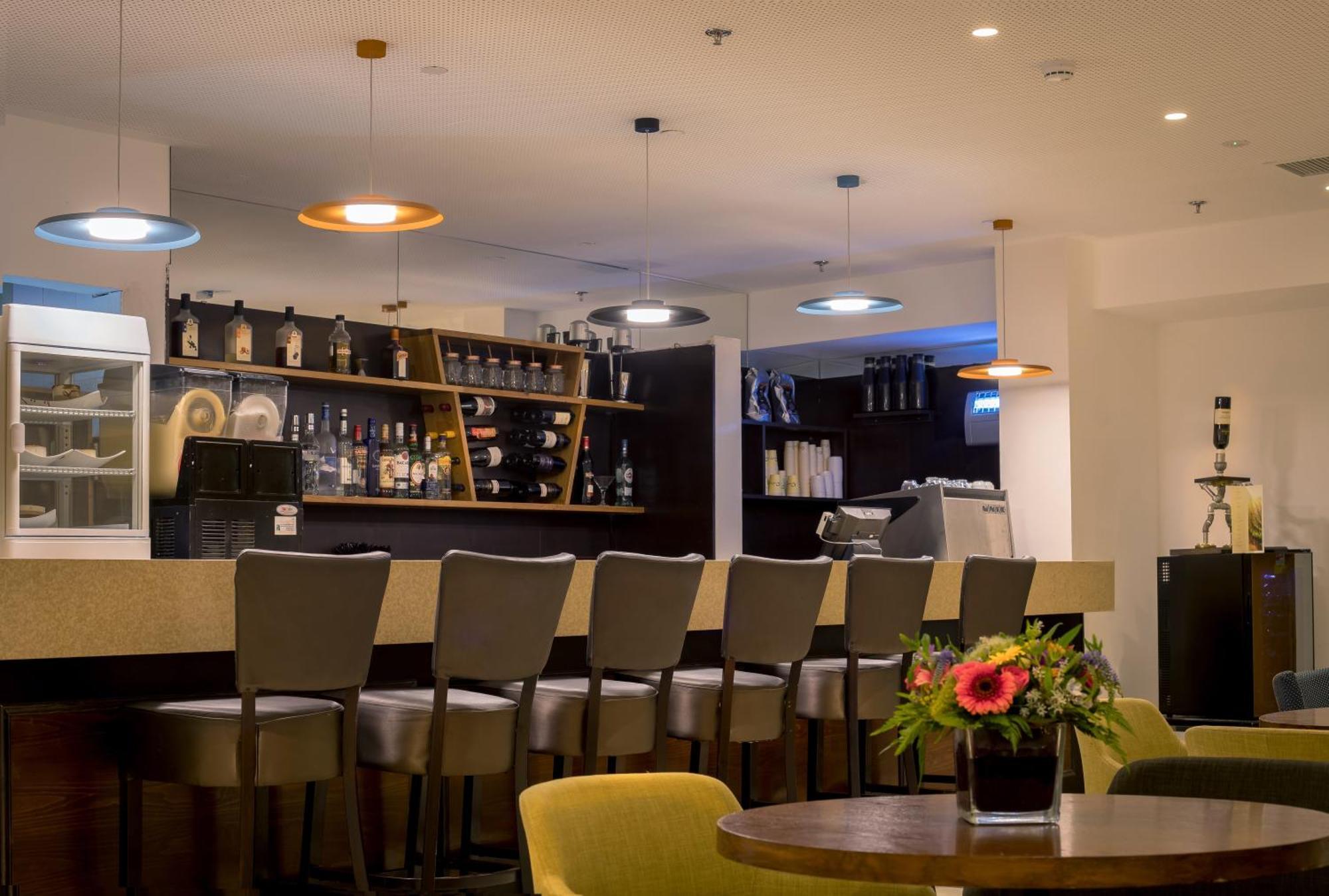 C Hotel Neve Ilan Exteriör bild