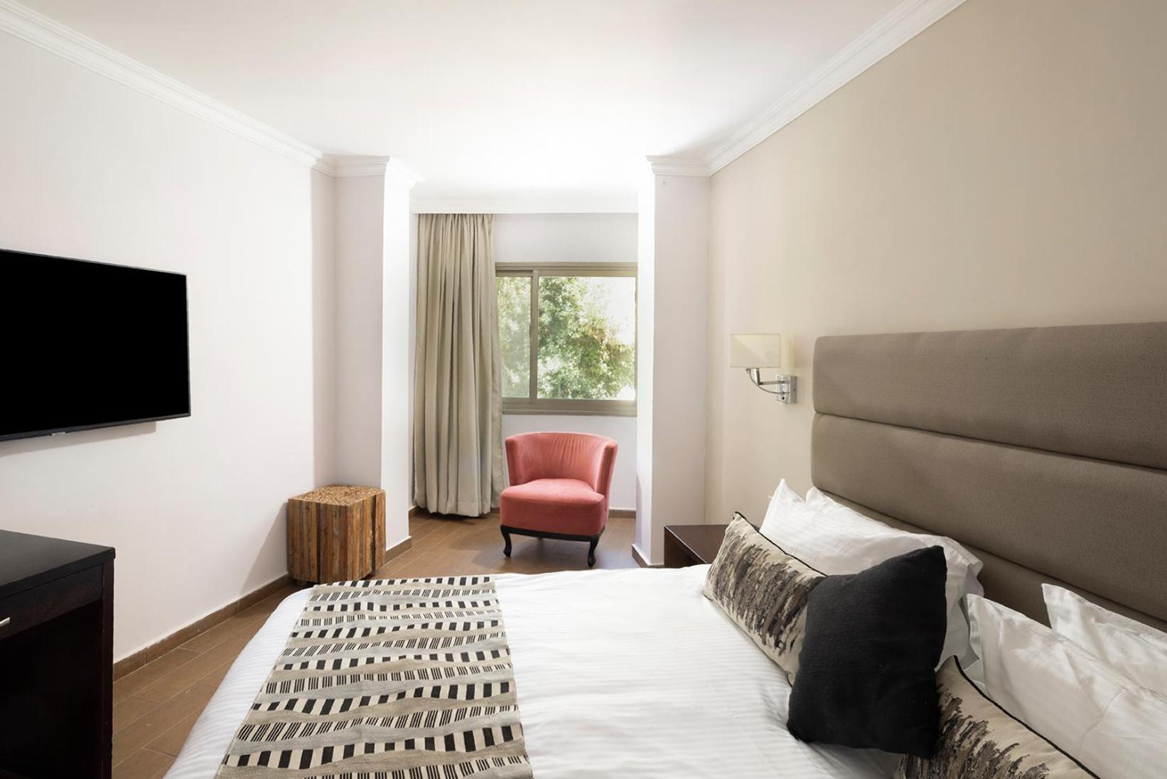 C Hotel Neve Ilan Exteriör bild