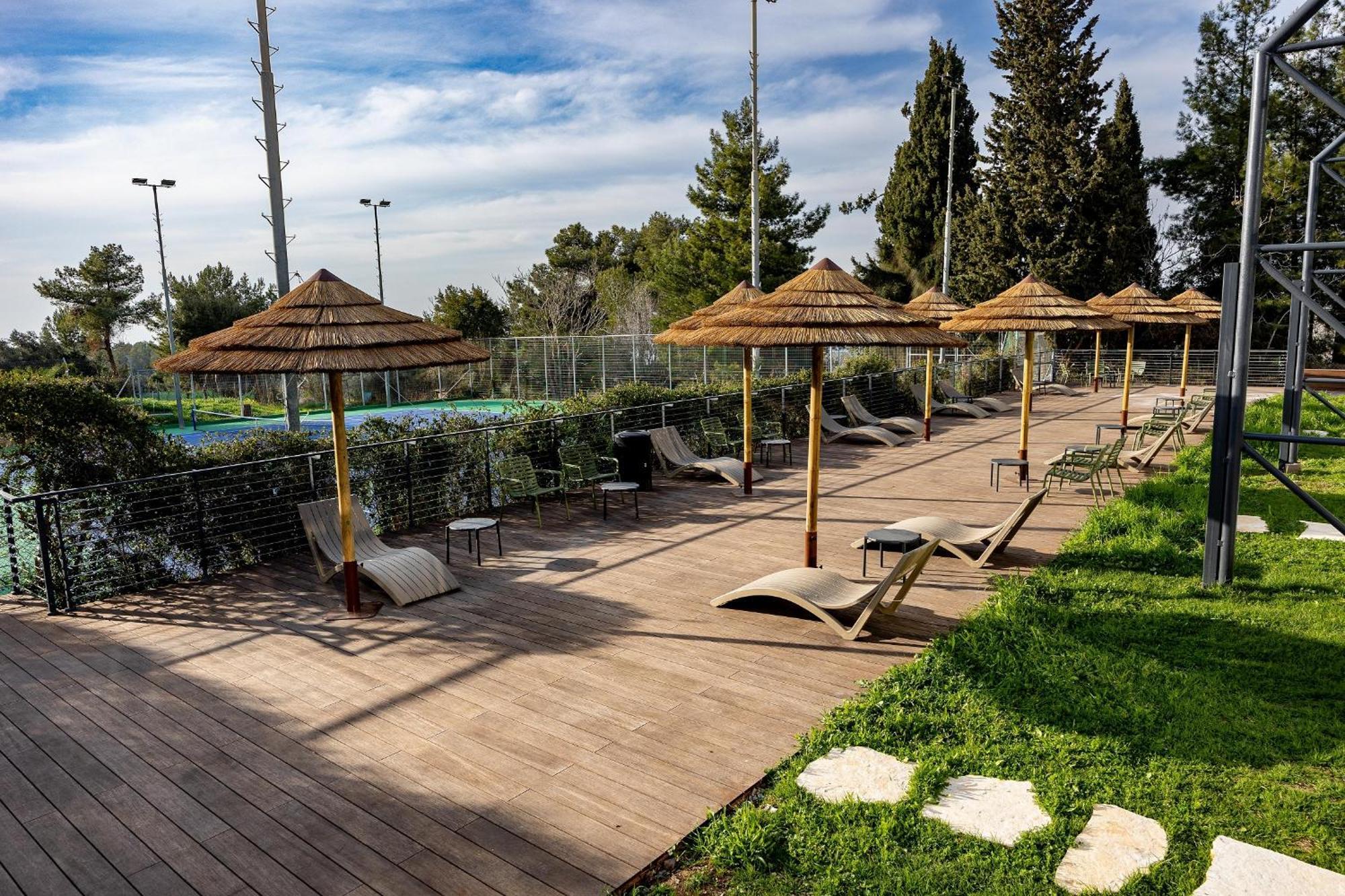 C Hotel Neve Ilan Exteriör bild