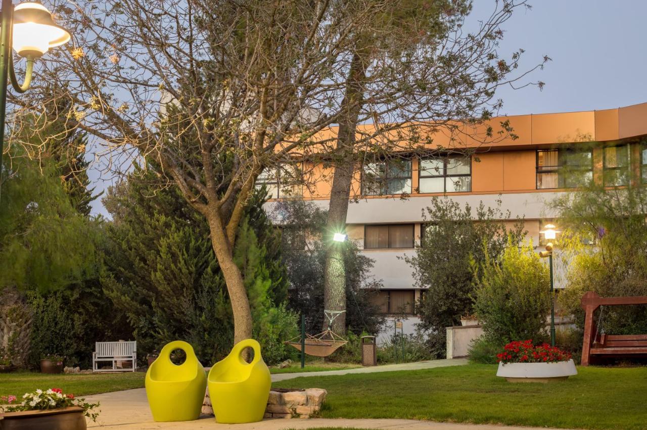 C Hotel Neve Ilan Exteriör bild