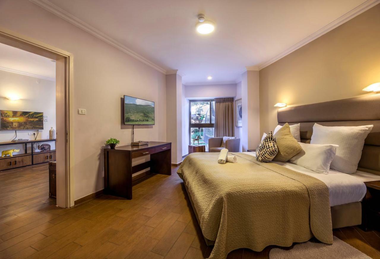 C Hotel Neve Ilan Exteriör bild
